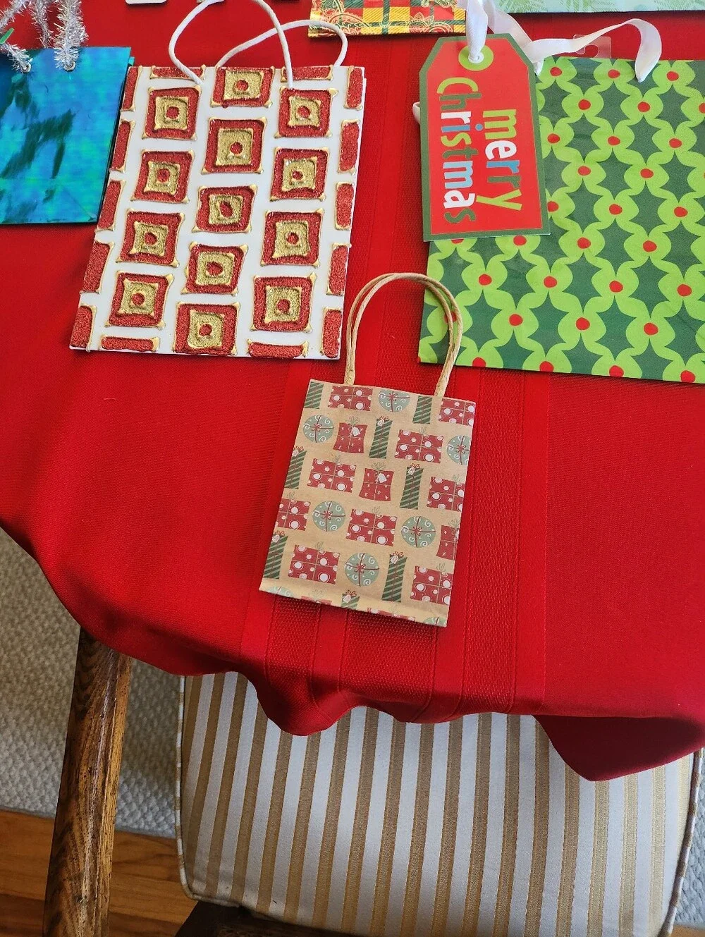 10 Assorted Red and Green Holiday Gift Bags - Multi-Pack